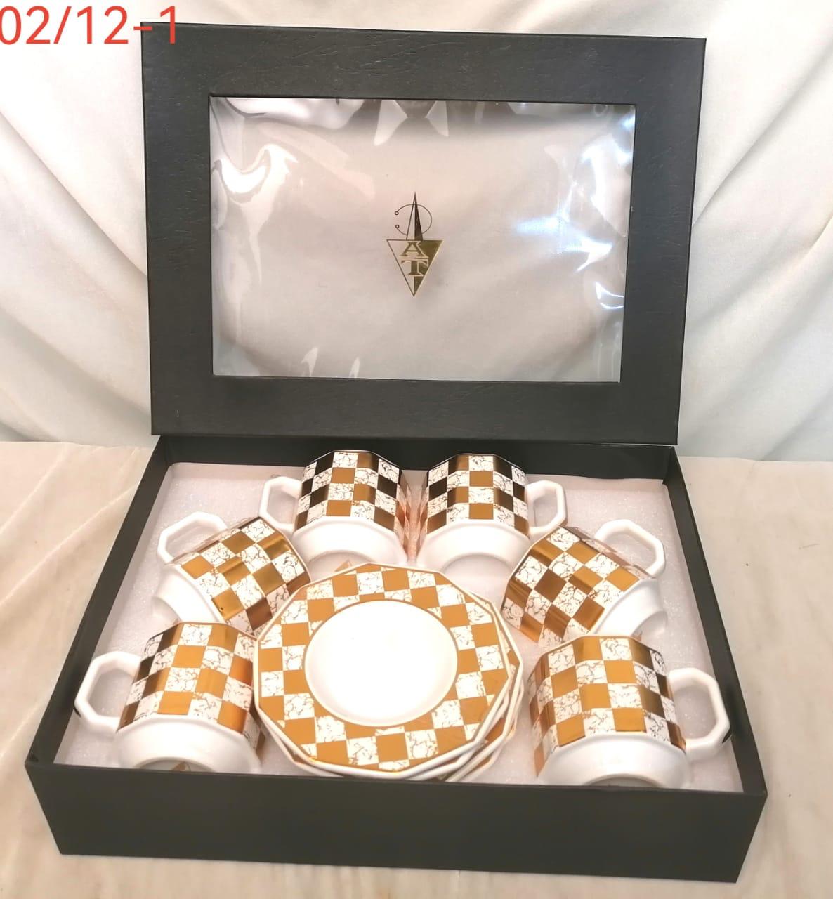 طقم فناجين قهوة فاخر مع صحون بتصميم أنيق ولمسة ذهبية راقية، مصنوع من السيراميك عالي الجودة