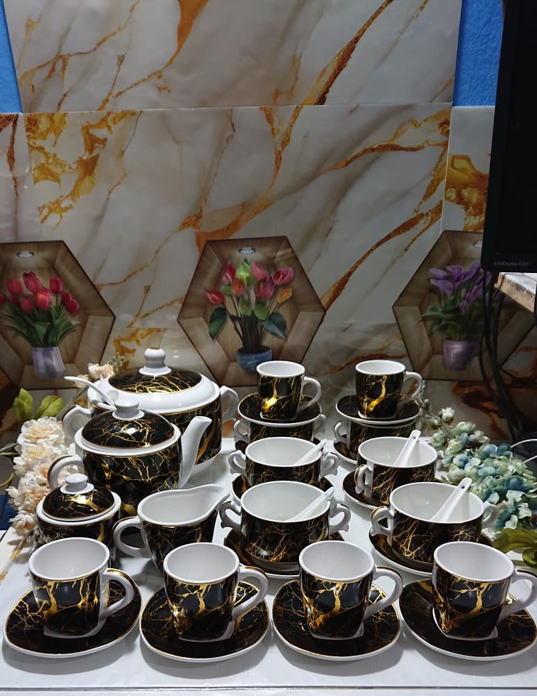 طقم شاي وقهوة فاخر بتصميم رخامي أسود مع لمسة ذهبية
