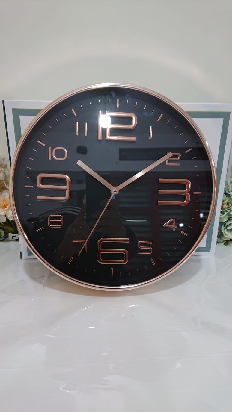 ساعة حائط عصرية بتصميم أنيق باللون الأسود