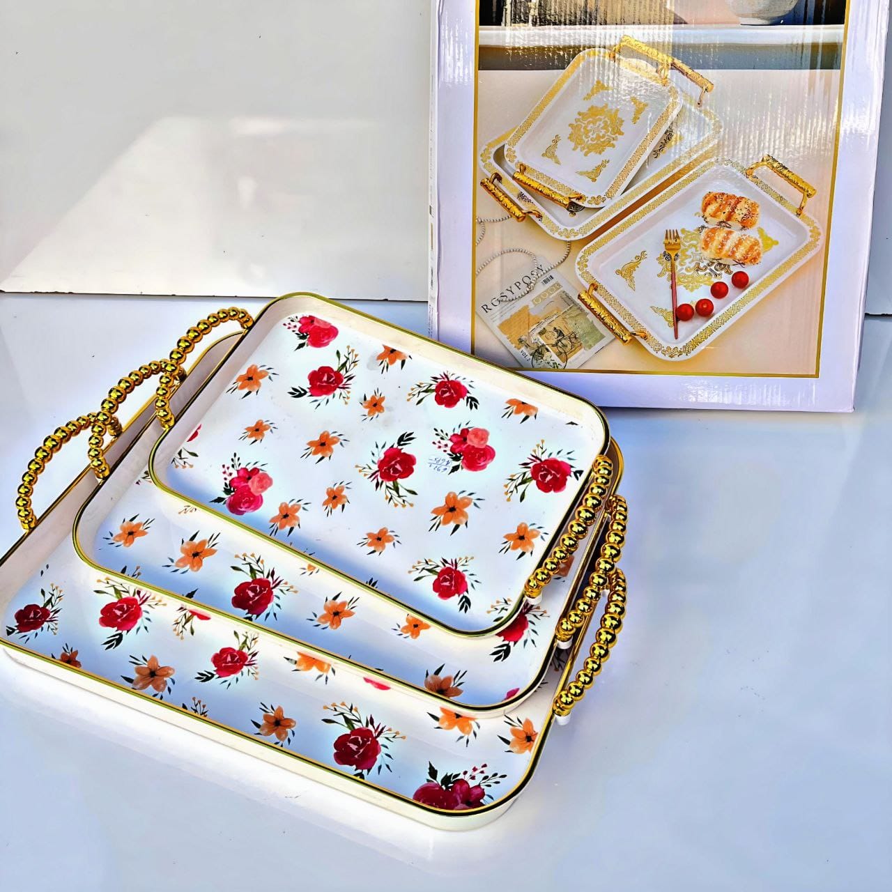 طقم صواني تقديم مزخرفة بنقوش زهرية ولمسة ذهبية، تصميم أنيق كيجمع بين الرقي والعصرية