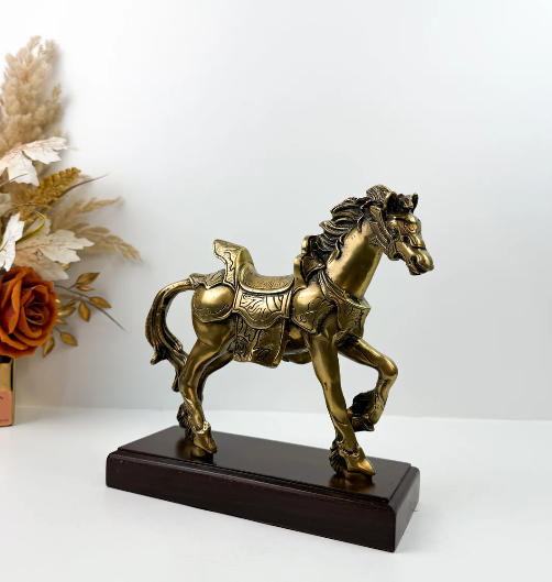 Cheval en cuivre antique bronze sur un socle en bois, pour les accents de la maison et la décoration