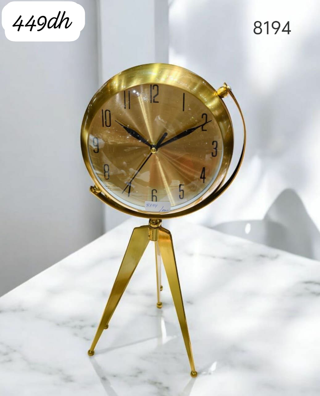 ساعة طاولة بتصميم عصري فاخر باللون الذهبي
