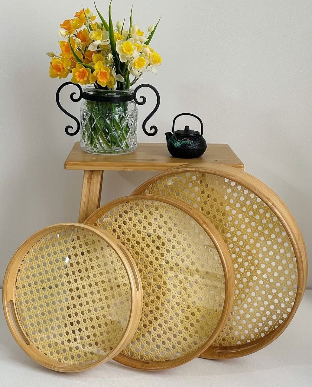 طقم صواني دائرية مصنوعة من الخيزران الطبيعي بنسيج أنيق