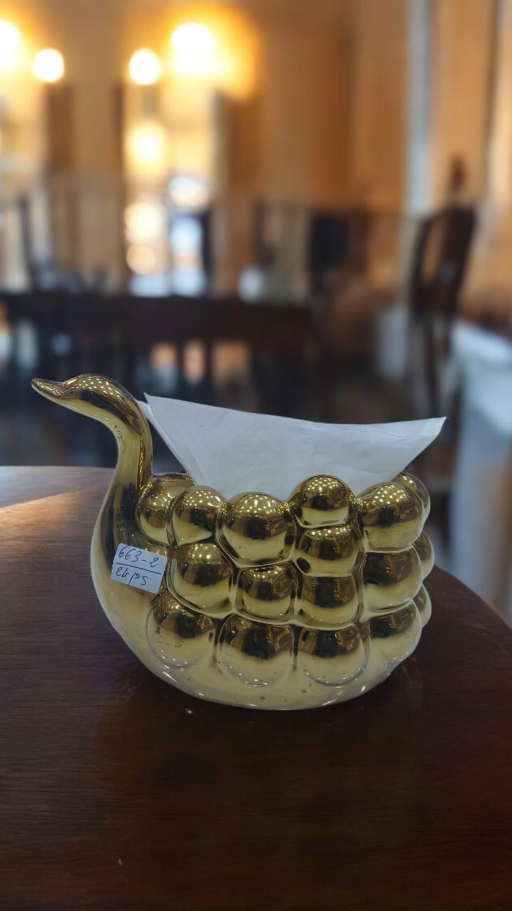 🦢 حامل مناديل بتصميم أنيق على شكل بجعة باللون الذهبي