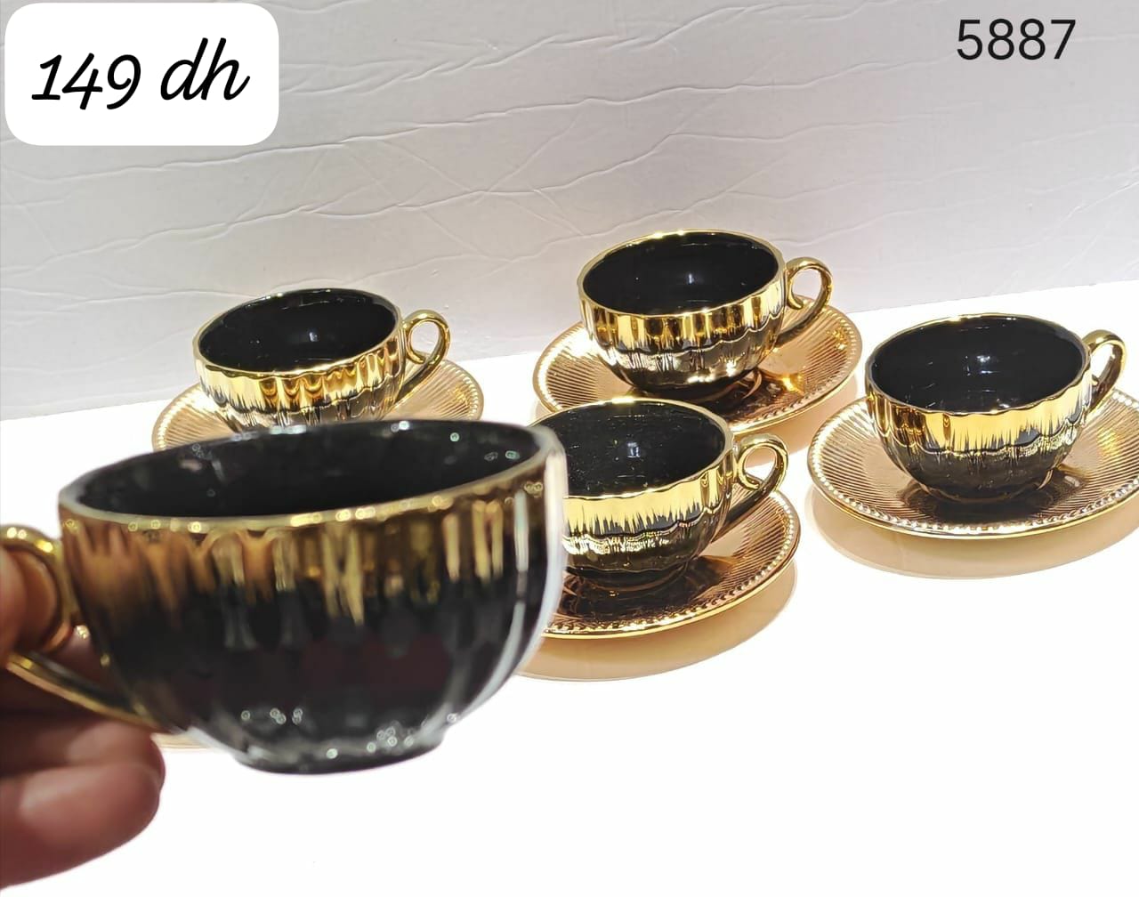 طقم فناجين قهوة بتصميم فاخر باللون الأسود مع لمسة ذهبية